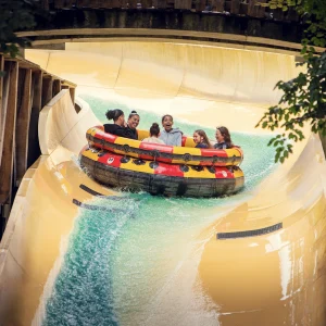 Reportage photo attraction Oxygénarium au Parc Astérix avec bouée en descente par l'agence Verveine