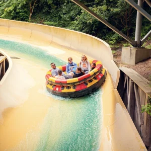 Reportage photo - enfants et adultes en pleine descente sur l'Oxygenarium dans le Parc d'attraction Astérix