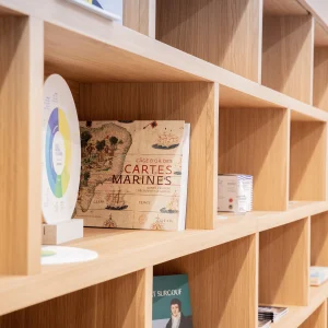 Photo des étagères du Musée national de la Marine - Agence Verveine