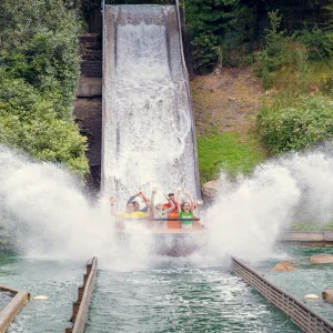 Reportage photo au Parc Astérix en France - descente de l'attraction - Grand splash