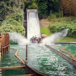 Reportage photo au Parc Astérix en France - descente dans l'eau - Grand splash