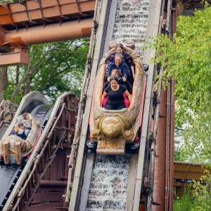 Reportage photo au Parc Astérix - passagers criants de joie lors de la chute vertigineuse du Menhir Express