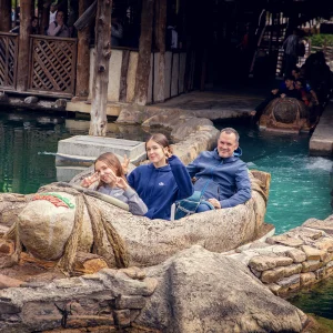 Reportage photo - départ du Menhir Express avec des visiteurs impatients et souriants au Parc Astérix
