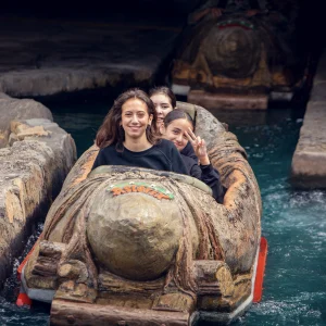 Reportage photo dans le Parc Astérix - moments de complicité entre amis avant le départ du Menhir Express