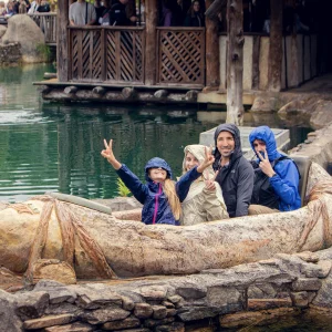 Reportage photo - ambiance détendue et rires au lancement du Menhir Express du Parc Astérix