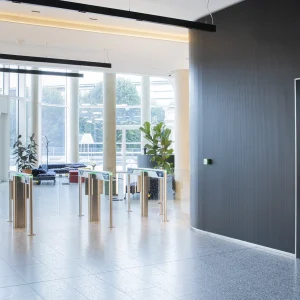 Reportage photo - Accueil lumineux et hall principal des bureaux Samsung à Saint-Ouen