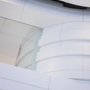 Reportage photo -Zoom sur mur blanc en volume dans les locaux Samsung