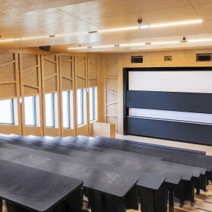 Reportage photo à l'intérieur de l'Université Paris Saclay - amphithéâtre en bois avec estrade