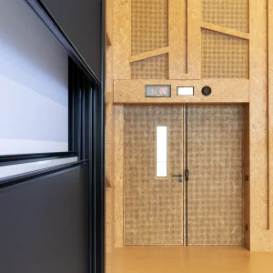Reportage photo dans Paris Saclay - Porte de sortie en bois claire des salles de conférences