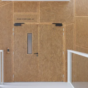 Reportage photo dans l'Université paris Saclay - Porte d'entrée en bois d'une salle de conférence