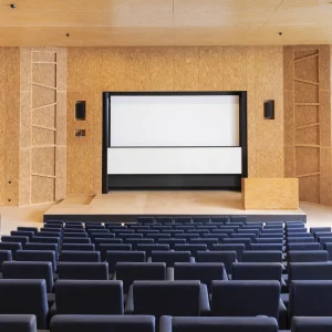 reportage photo dans l'Université Paris Saclay - Salle de conférence avec plafond en bois