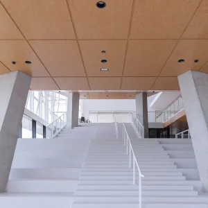 Reportage photo dans l'Université Paris Saclay - Prise de vue en contre plongé des escaliers blancs