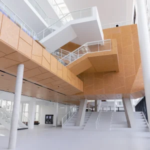 Reportage photo Université Paris Saclay - intégration de la matière bois avec le béton blanc