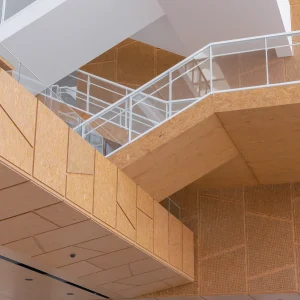 Reportage photo Paris université Saclay - zoom sur les escaliers colimaçon en bois claire