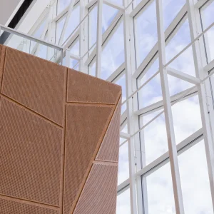 Reportage photo - Façade vitrée de l'Université Paris Saclay reflétant le ciel