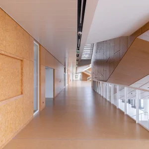 Reportage photo à l'Université Paris Saclay - Couloir lumineux souligné par la matière du bois