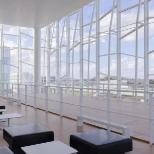 Reportage photo Paris Saclay - Patio avec un éclairage naturel et une vision sur l'extérieur