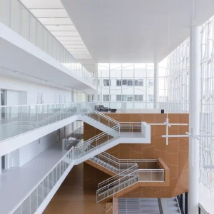 Reportage photo Université Paris Saclay - escaliers en colimaçon bois et béton blanc