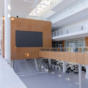 Reportage photo - Vue intérieur du hall principal avec escalier en blanc