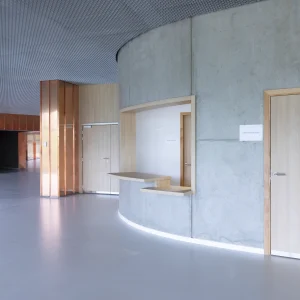 Reportage photo Pôle culturel Lino Ventura - couloir d'entrée entouré de mur en béton