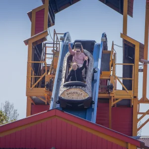 Reportage photo au parc Bagatelle - wagon du flume Bagatelle en pleine descente, sensations fortes