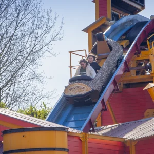 Reportage photo au parc Bagatelle - passagers hurlant de plaisir à bord du flume Bagatelle