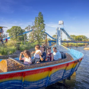 Reportage photo Fabrikus World Crazy River - vue d'ensemble de l'attraction dans le parc, attraction familial