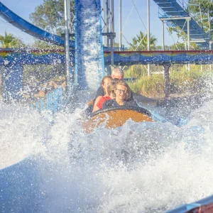 Reportage photo Fabrikus World Crazy River - wagon frappant l'eau pour un maximum d'éclaboussures