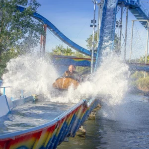 Reportage photo Fabrikus World Crazy River - visiteurs éclaboussés lors du splash de l'attraction aquatique