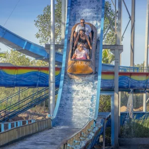 Reportage photo Fabrikus World Crazy River - wagon en plein plongeon, sensations fortes