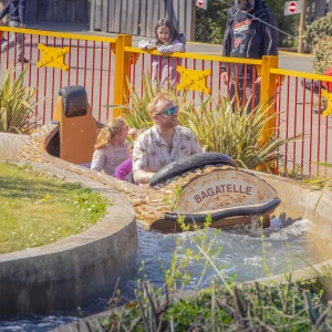 Reportage photo au parc Bagatelle - passagers à bord du flume profitant de l'instant paisible de l'attraction aquatique