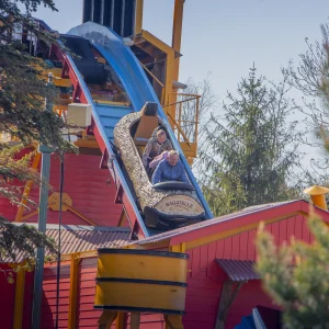 Reportage photo au parc Bagatelle - vue éloigné de la descente de l'attraction aquatique