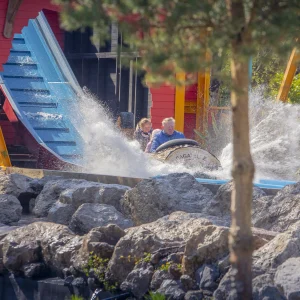Reportage photo au parc Bagatelle - wagon frappant l'eau, éclats de gouttes sur les visiteurs