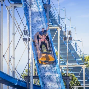 Reportage photo Fabrikus World Crazy River - vue dynamique d'une descente en pente de l'attraction aquatique