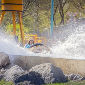 Reportage photo au parc Bagatelle - photo du wagon flume au Parc Bagatelle à pleine vitesse