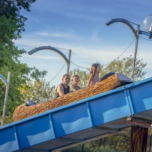 Reportage photo Fabrikus World Crazy River - wagon de l'attraction en montée, anticipation et excitation avant la chute