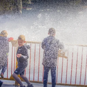Reportage photo au parc Bagatelle - rires et arrosage lors de la chute du flume de Bagatelle