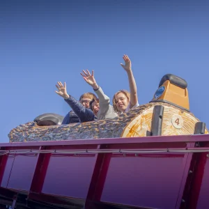 Reportage photo au parc Bagatelle - vue rapprochée d'un wagon du flume au sommet d'une pente