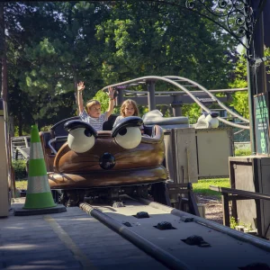 Reportage photo sur les Souris mécaniques au Jardin d'Acclimatation à Paris - ambiance ludique autour de l'attraction de la part des enfants