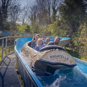 Reportage photo au parc Bagatelle - passagers prêt à dévaler le flume Bagatelle, anticipation et excitation