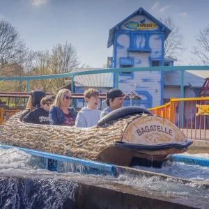 Reportage photo au parc Bagatelle - famille et amis profitant ensemble de la descente du flume Bagatelle