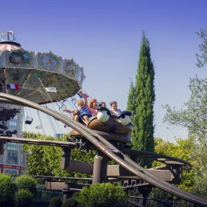 Reportage photo sur les Souris mécaniques au Jardin d'Acclimatation à Paris - vue générale de l'attraction avec ses couleurs chaudes et son cadre forestier
