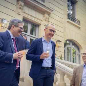 Reportage photo de l'agence Verveine - Invités profitant du cocktail de l'évènement PCS Paris 2025