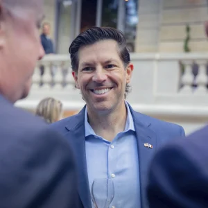 Reportage photo - Participants souriants pendant le moment convivial au PCS de Paris 2025