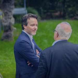 Reportage photo par l'agence Verveine - Instant convivial et professionnel lors du cocktail de l'évènement PCS à Paris 2025