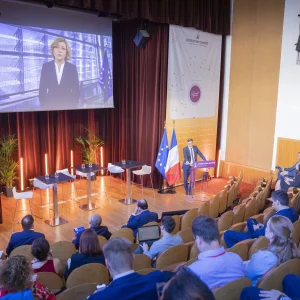 Reportage photo - Salle de conférence en amphithéâtre pour le PCS à Paris 2025