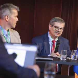 Reportage photo - Expert en cybersécurité s'exprimant lors d'une conférence au PCS 2025