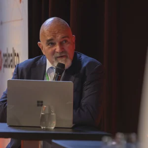 Reportage photo - Participants en pleine discussion lors du Paris Cyber Summit 2025