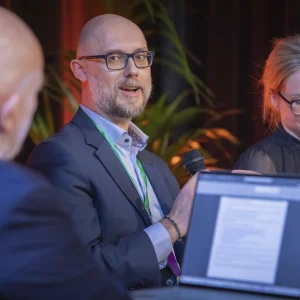 Reportage photo - Échanges entres professionnels de la cybersécurité au Paris Cyber Summit 2025