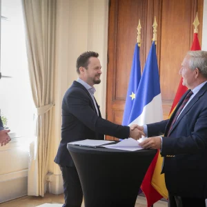 Reportage photo - Moment de signature lors du Paris Cyber Summit, collaboration avec l'Espagne